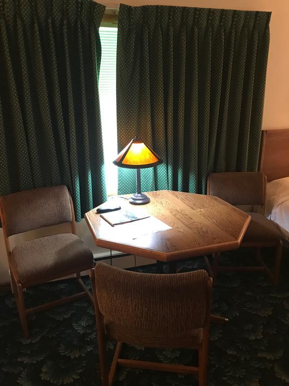 Mcgovern'S Motel And Suites 森普雷里 外观 照片